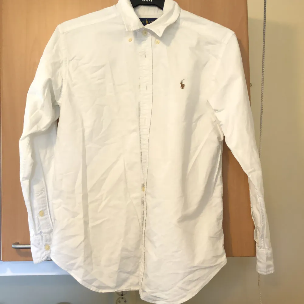 Säljer denna vita Raulph Lauren skjorta då den är för liten. Inga skador eller fläckar.. Skjortor.