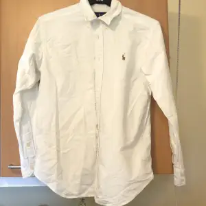 Säljer denna vita Raulph Lauren skjorta då den är för liten. Inga skador eller fläckar.