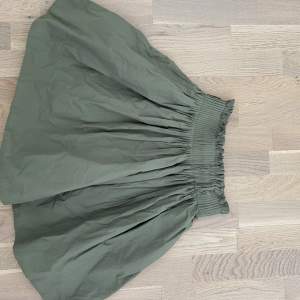Så fin grön kjol med två fickor. Har varit en favoritkjol men tyvärr passar den inte längre. I fint skick!
