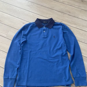 Polo Ralph Lauren  - Långärmad Polo Ralph Lauren piketröja i storlek 14/16 år. Jättefint skick. Kan skickas eller mötas upp i Sundsvall.