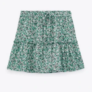 Zara kjol - Jag säljer denna super fina Zara kjolen i helt oanvänd, i storlek S för 150 kr. Köparen står för frakt.