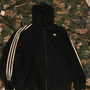 Svart adidaskofta - En svart adidaskofta i storlek L, passar alla storlekar upp till XL skulle jag säga, äkta, fin att styla💗 orignalpris 500 kr