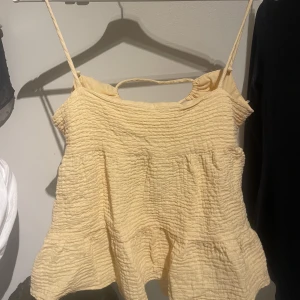 Gul Zara topp med ”öppen” rygg - Super fin topp till sommaren med halvt öppen rygg!😍😍