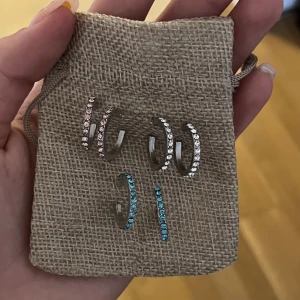 Örhängen  - Rosa, Blå, Silver örhängen  Alla för 50kr 1 för 20kr Frakt 15kr 