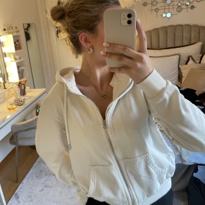 Hoodie  - Hoodie från hm som är så skön och snygg! 