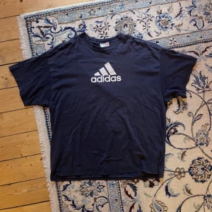 Vintage Adidas Tee - Cool basic vintage adidas tee! Mörkblå🙏Storlek XL. För fler bilder/mått skicka ett PM!