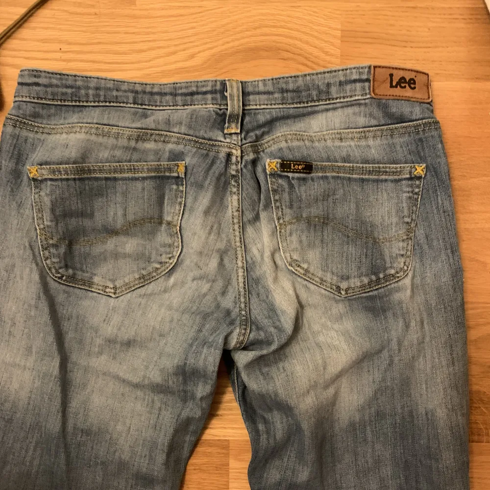 säljer mina väldigt lågmidjade lee jeans då dom har blivit lite för små!! midjemått tvärs över ≈ 38cm 💕 skriv för frågor  💕💕. Jeans & Byxor.