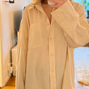 Oversized linneskjorta - Oversized beige linneskjorta från Asos. 6% linne, 94% bomull.  Bra skick! Storlek EU 34(oversized). 100:- ex frakt. 