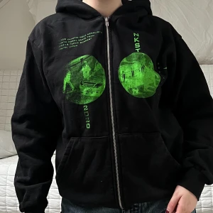 NKST Hoodie - Denna hoodie kommer från ”North Korean Skate Team”, 2020. Samma designer som bland annat Fugazi. Storleken är Medium✅
