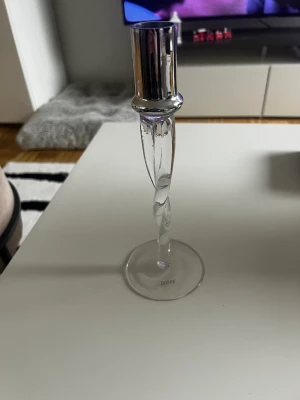 Ljusstake - En fin ljusstake med silvrig detalj ifrån Dorre och är i fint skick. Den är är använd så det finns nån repa (bild 2). ❤️  Den är 24,5 cm hög