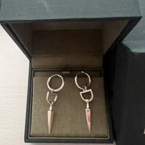 Örrhängen ”bitten earring” i silver från Maria Nilsdotter. Nypris 2295 kr (4590 för båda).  Köp ett för 1700kr 