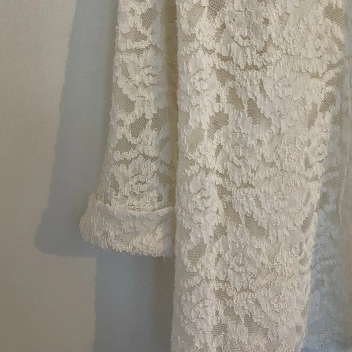 Spetsblus med blommigt mönster - 91