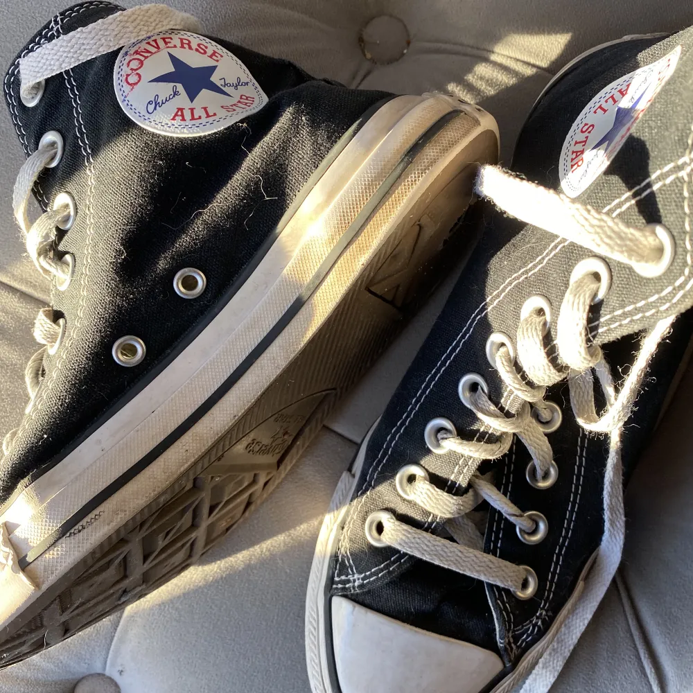 Säljer dessa svarta converse, inköpta för 800 förra våren så ganska nya. Öppen för prisförslag vid snabb affär.. Skor.