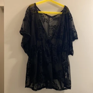 Spetstopp  - En peplum spelstopp. Blommigt mönster. Knappt använd! 