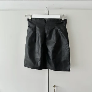 Läderkjol  - För liten ej använd 