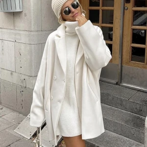 Oversized kort kappa - Säljer denna helt slutsålda oversized kappa/kavajliknande jackan från NA-KD. Nypris 899kr säljer för 300kr. Änvänd 1 gång så som ny i skicket. Storlek 34 men är Oversized så mer som en 38 i storlek. Köp via ”köp nu”🩷