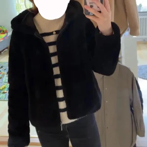 Jacka från Only  - Pälsjacka från Only säljes pga knappt kommit till användning.   Köptes för 599kr. Storlek M men liten i storlek så mer som xs/ s 