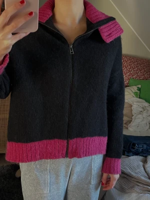 Zadig et Voltaire kofta - Säljer min fina Zadig et Voltaire kofta i ull och alpacka. I nyskick. Storlek M men passar även S. 