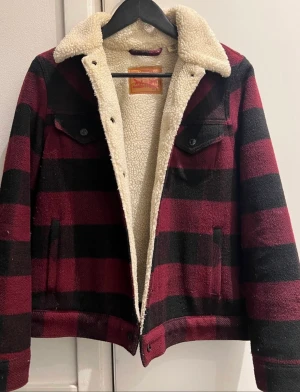 Levi’s jacket S - I am 1,58 and 50kg. Jacket in good condition 