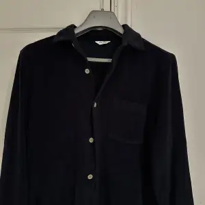 Marinblå frottéskjorta i storlek Medium Ej använd mycket Nypris omkring 1000, Nu: 399
