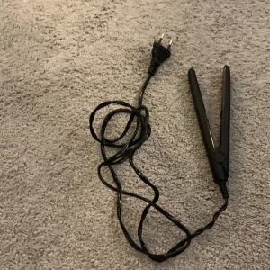 plattång  - det e en lite plattång perfekt för om man vill ha perfekta små lockar enkel.