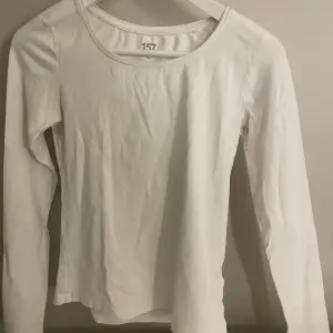 Basic långärmad vit tröja från Lager157. Storlek: Xs🤍