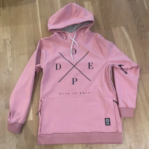 Dope jacka - Säljer denna superfina jacka från dope då den aldrig kommer till användning. Finns tre små fläckar på ryggen från liften, se bild 2. Pris kan diskuteras vid snabb affär. 500kr+frakt