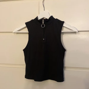 Svart linne - Säljer mitt svarta minne med riktig dragkedja då den endast är provad men jag passade inte i den. Den är i ribbat tyg.