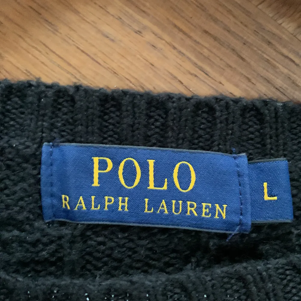 Säljer Polo Ralph Lauren Stickad tröja storlek L i nästan nyskick . Ej urtvättad eller nopprig. Skriv om ni har frågor!. Stickat.