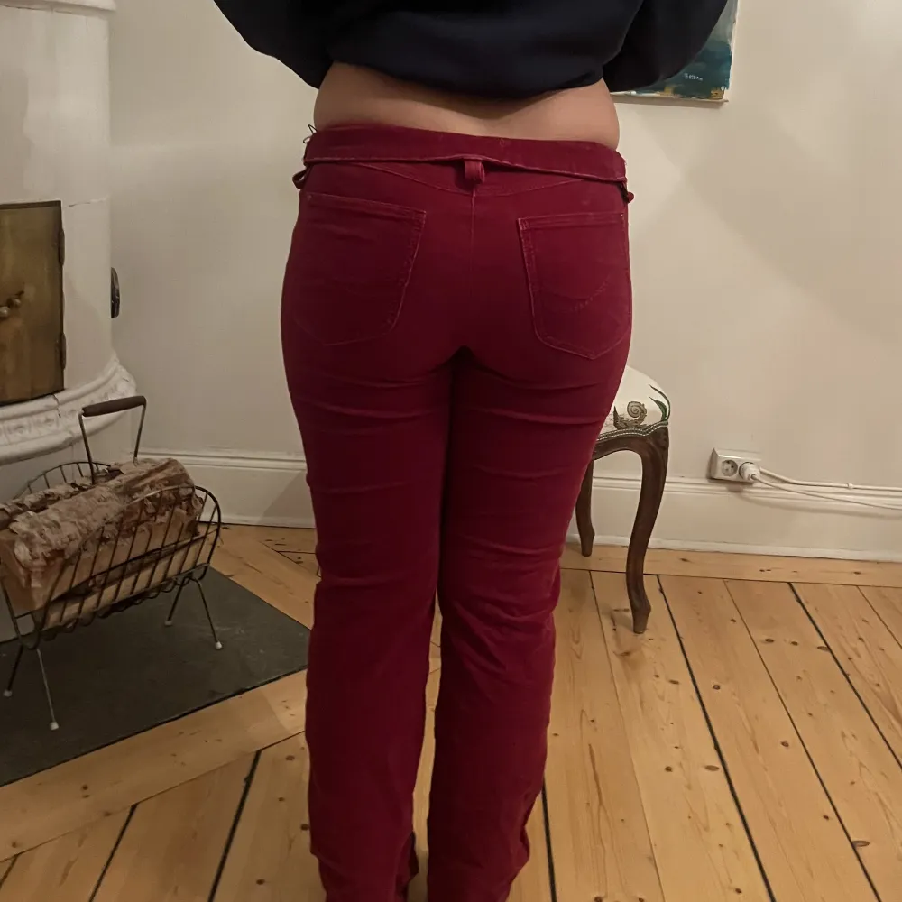 Röda manchester byxor som är mid men jag brukar vika ner dem💓. Jeans & Byxor.