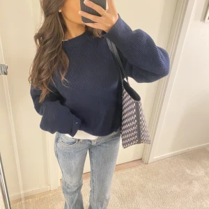 Marinblå stickad tröja  - Jätte mysig stickad tröja från zara, väldigt tjockt material 💙