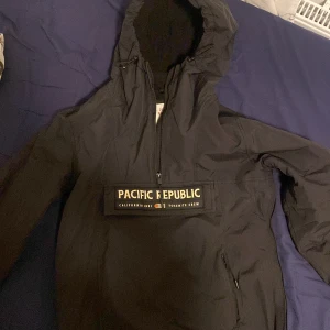 Pull & Bear Jacka - Jättesnygg jacka. Knappast använt. Bra för hösten och vintern speciellt. Värmer och är storlek S/ XS