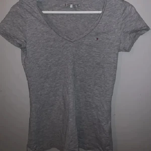 Tommy hilfiger tshirt - Tshirt från tommy hilfiger i superskick! Endast använd någon enstaka gång❤️ 