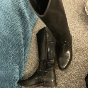 Stövlar - Trasig på ett ställe (se bild). 