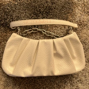 Väska - Vit väska med lite rosa missfärgningar, men annars bra skick! Avtagbar kedja😙