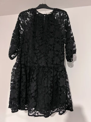 Klänning  - Klänning från H&M. Aldrig använd helt ny utan prislapp. Storlek XS men passar S också 
