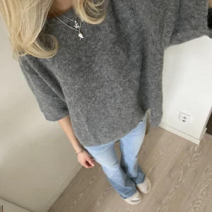 Stickad t-shirt i alpackaull  - Säljer nu min sjukt efterfrågade stickade t-shirt från lindex i alpackaull, storlek L men tycker den sitter snyggt oversized på mig som normalt xs-s🥰 sparsamt använd och inga defekter 