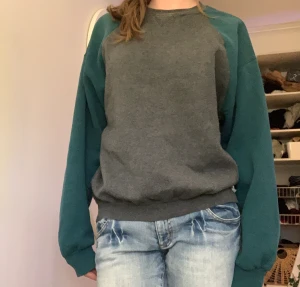 Vintage sweatshirt  - Säljer denna sweatshirt som jag köpt second hand. Så fin och i bra skick, passar oversized på mig som har strl S. Skriv vid frågor!!