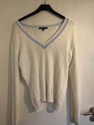 Kabelstickad tjocktröja  - Superfin kabelstickad tröja från gant, fina detaljer vid ringningen. Har inga tecken på användning 