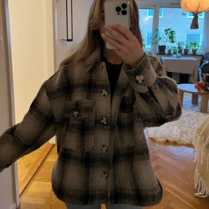 Rutig jacka - Rutig oversized jacka från Gina Tricot. Storlek M. 250:- ex frakt. 