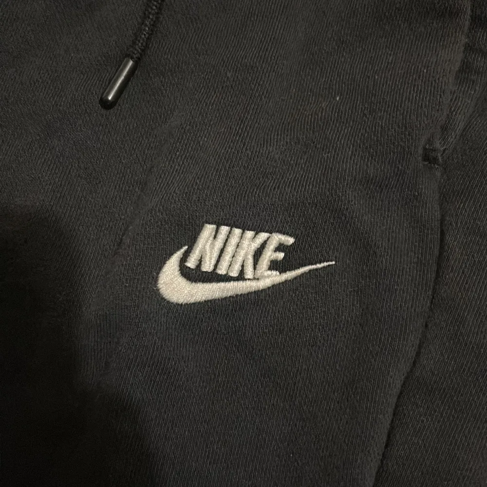 Säljer mina Nike mjukis byxor då de är för små. De är i storlek S, bra skick. Sällan använda.. Jeans & Byxor.