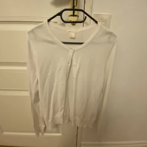 Tröja med knappar  - Vit tröja super bra skick, köpt längesen men aldrig använd 💞💞 klicka köp nu