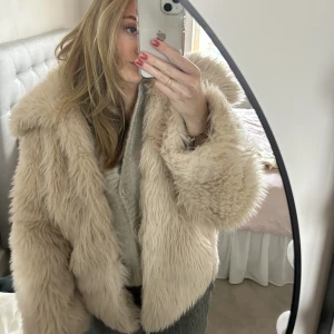 Pälsjacka  - Funderar på o sälja min superfina pälsjacka från & other stories!!! Väldigt bra skick, köpt från deras egna sida för ca 2000kr🩷🩷