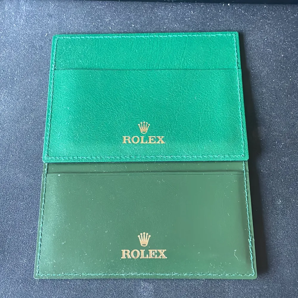 2st Rolex korthållare där en är lite mer mörkgrön och en som är ljusare, finns kod/artkl nummer i.   399kr /st. Övrigt.