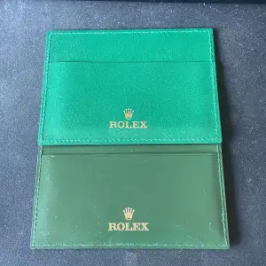 2st Rolex korthållare där en är lite mer mörkgrön och en som är ljusare, finns kod/artkl nummer i.   399kr /st