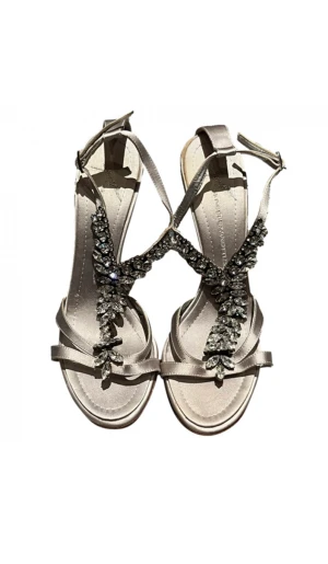 Giuseppe Zanotti sandals  - Giuseppe Zanotti jewel sandals Gray and silver color Size 40.5 Canvas and rhinestone material With rhinestone V-neck on the front Classics Paid €500 Taken in 2013 Classic line Ideal for the evening Strap on the side They need cleaning Sold with its bag bu