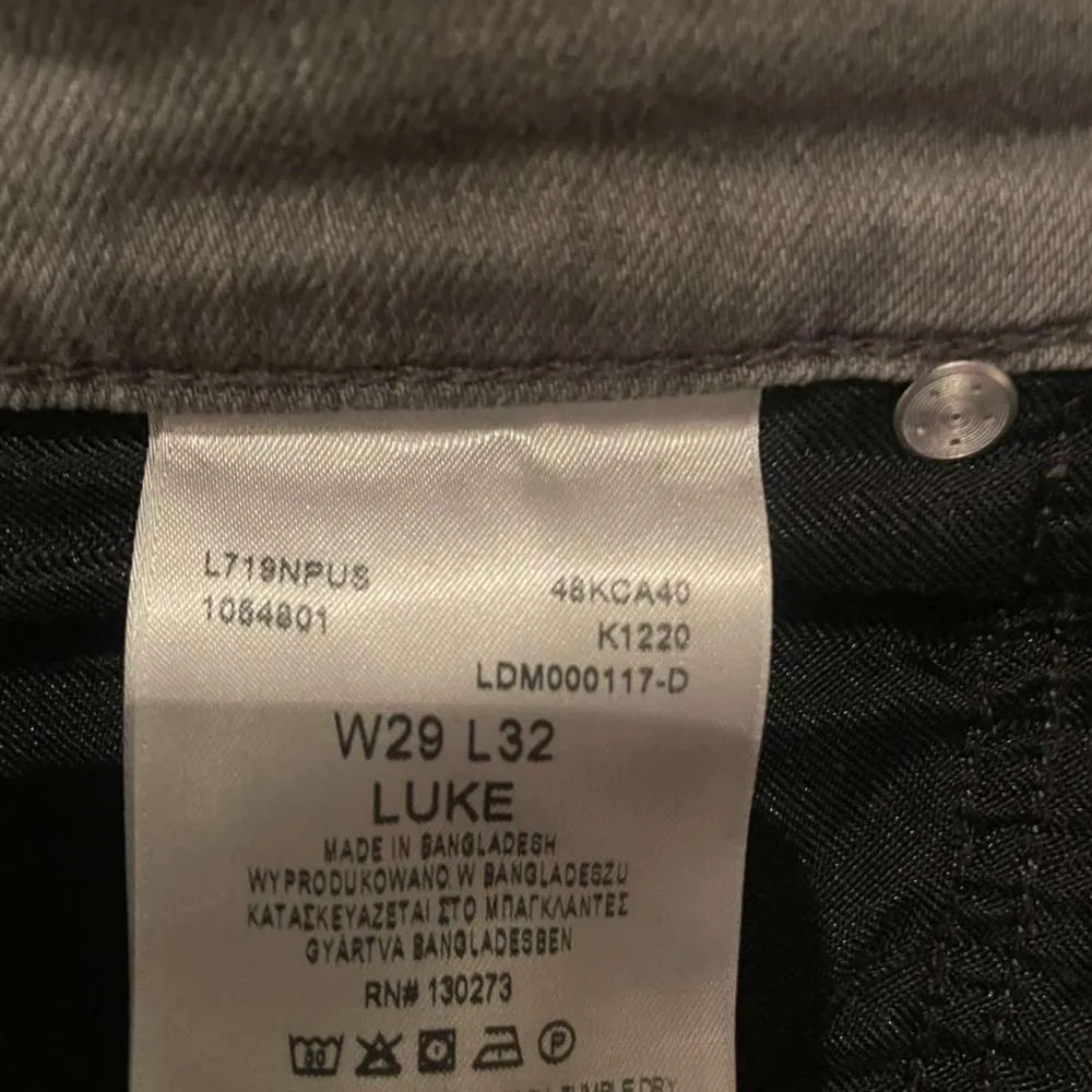 Ett par jätte snygga gråa Lee jeans i väldigt bra skick. Ny pris ligger cirka på 800 kr, vårt pris 399 kr.  I storlek 29/32 och passar som dom ska. Hör av dig vid minsta fråga!. Jeans & Byxor.