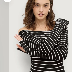 Randig tröja - Randig boat neck tröja från Gina tricot, använd 1 gång