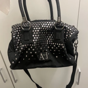 Vintage armani väsk - Flitigt använd med defekter som är mindre synliga, inget kvitto då den är vintage