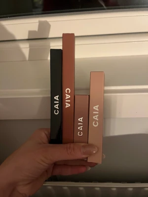 Caia cosmetics - Säljer helt oanvända produkter från Caia. Från höger, eyeliner, Bianca läppenna, brow gel clear & mascara  vanz volume.  ❗️ OBS endast läppennan och brow gel kvar ❗️